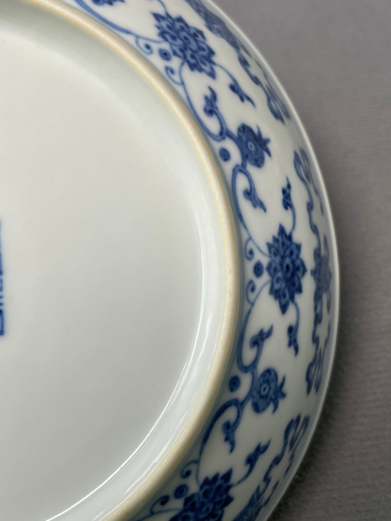 清乾隆 青花缠枝莲托八宝纹盘 - 图18