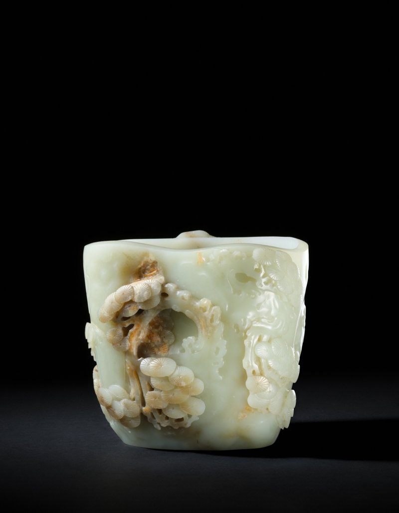 An exceptional imperial white and russet jade brushpot with accessories, Qing dynasty, Qianlong period | 清乾隆　白玉巧作松柏延年筆筒　內置　白玉嵌寳如意、碧玉戧金嵌白玉如意、珊瑚福壽如意、白玉雲龍紋筆 - 图2
