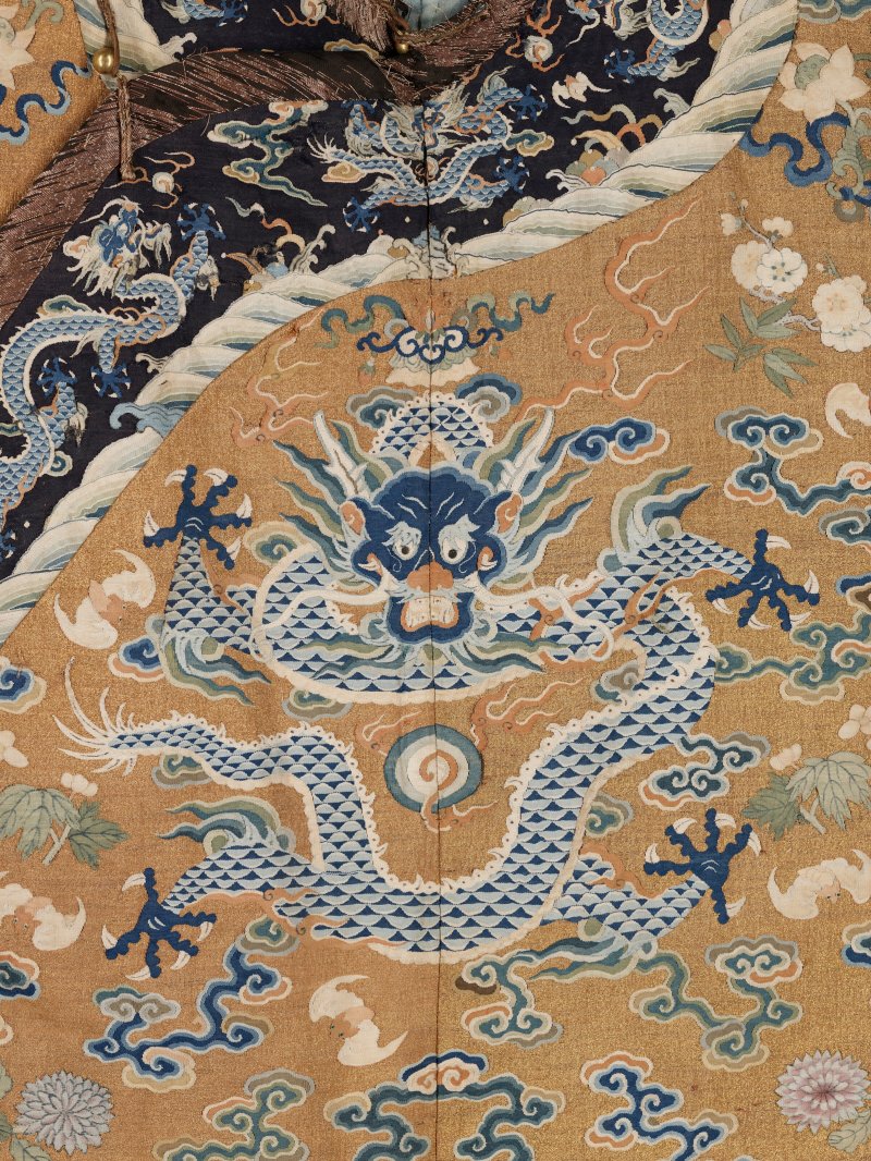 清乾隆/嘉慶 緙金地藍龍紋龍袍  QIANLONG-JIAQING PERIOD (1736-1820) - 图3