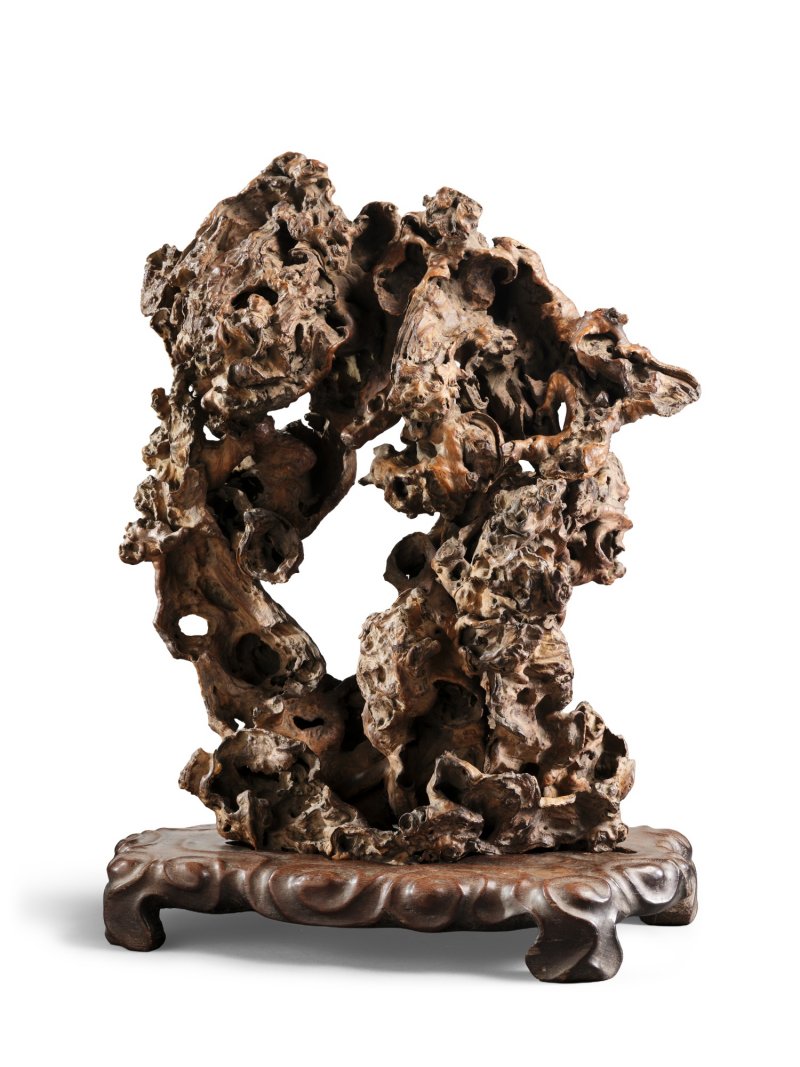 A large and rare Yingmu ‘dreamroot’ sculpture, Ming dynasty | 明　隨形大木供