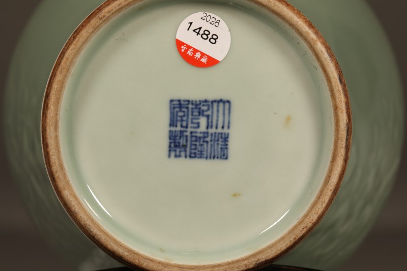 清 粉青釉暗刻三多纹梅瓶 - 图3
