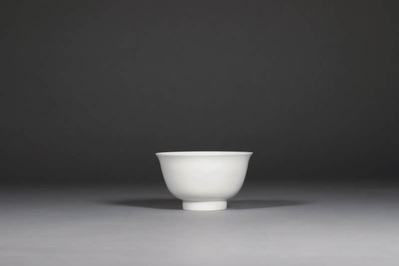 清雍正 白釉暗刻龙纹茶碗