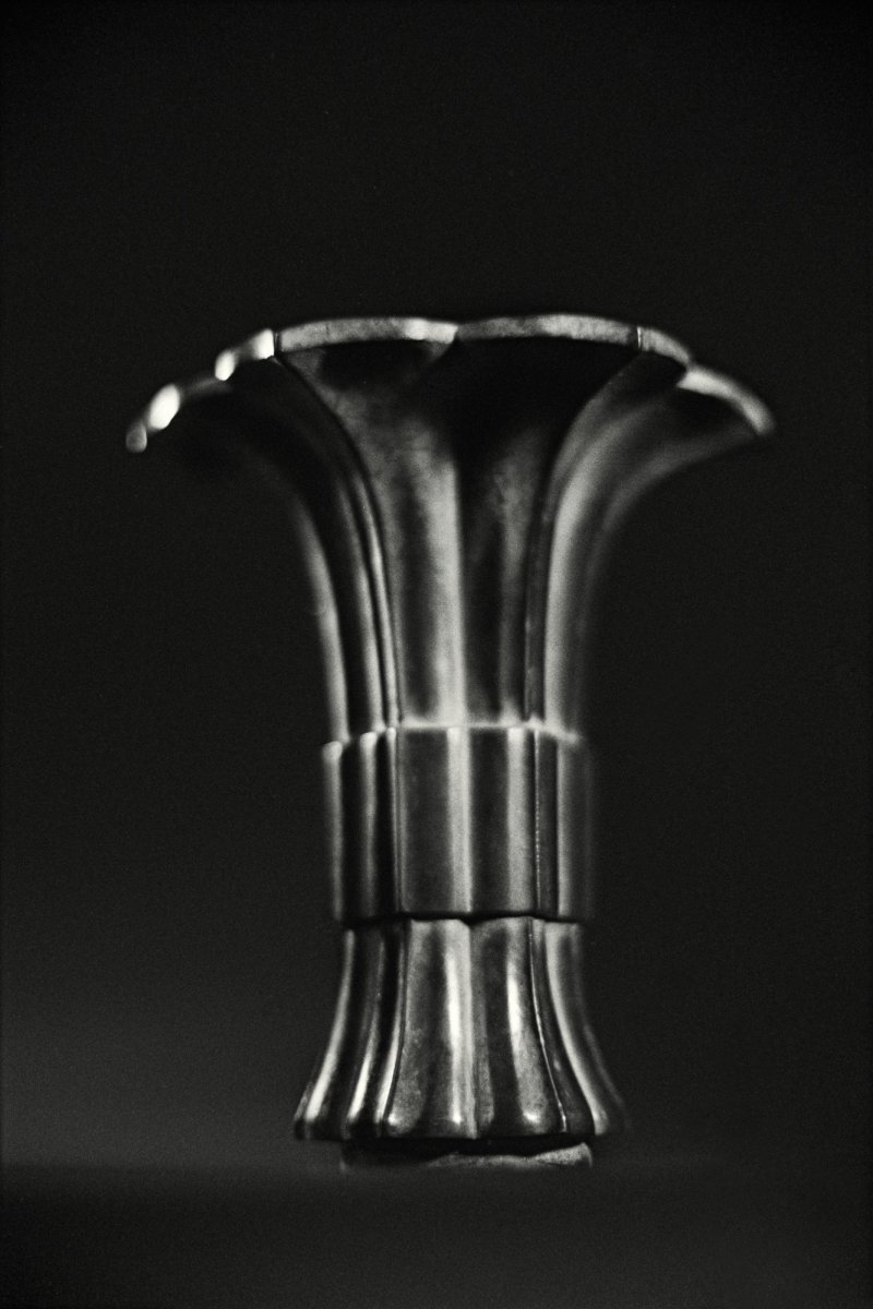 A foliate bronze ‘mallow’ gu vase, Qing dynasty, Feiyunge (‘Pavilion of Soaring Clouds’) mark | 清　銅葵口花觚　《飛雲閣》 款 - 图2