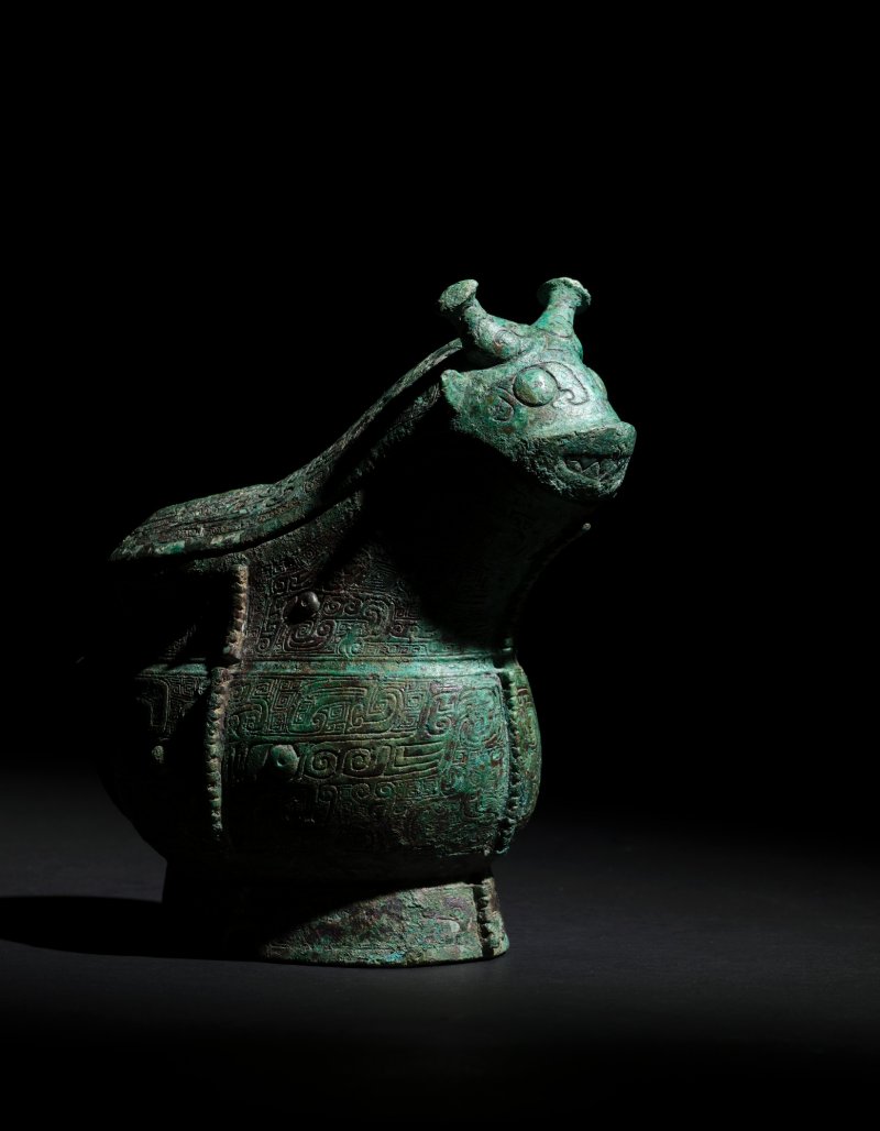 An exceptionally rare and important archaic bronze royal ritual wine vessel and cover, gong, Late Shang dynasty | 商末 青銅獸形觥 - 图9
