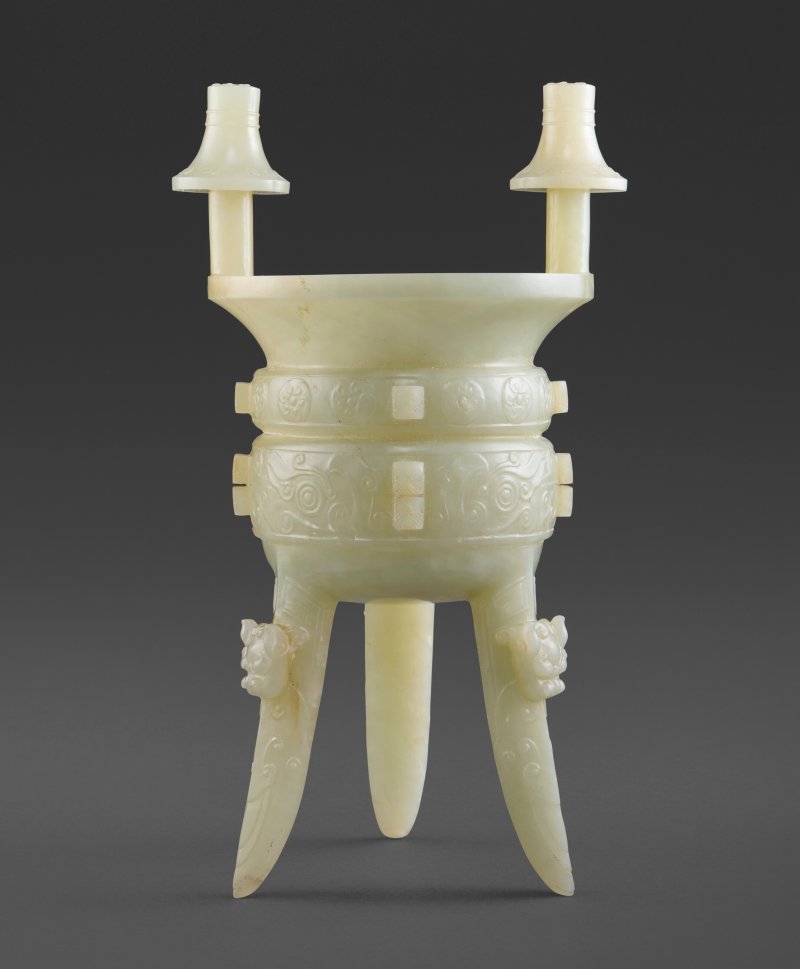 AN ARCHAISTIC PALE CELADON JADE TRIPOD VESSEL, JIA  CHINA, QING DYNASTY, 18TH-19TH CENTURY - 图3