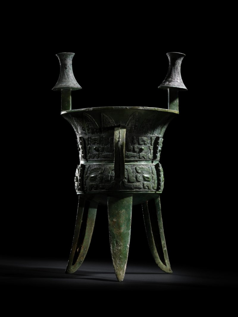 The T.Y. King Jia, a highly important and exceptionally large archaic bronze royal wine vessel, Late Shang dynasty, early Yinxu (Anyang) period, 14th–13th century BC | 商末　安陽殷墟早期　公元前十四至十三世紀　元斝 - 图1