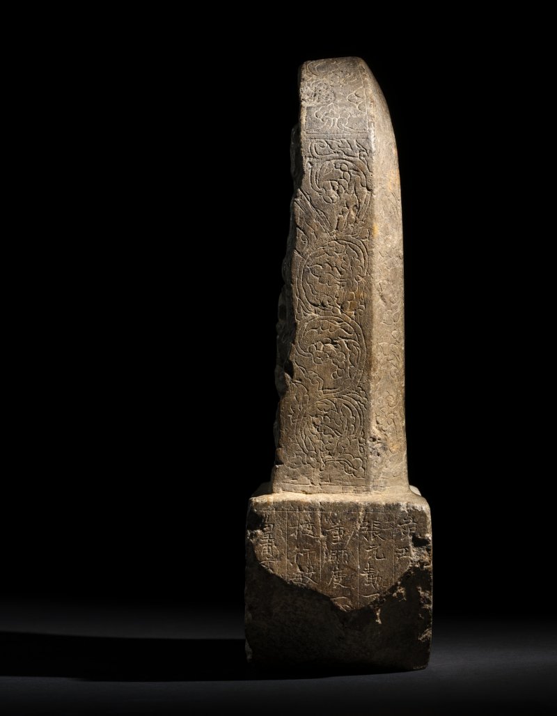 An inscribed limestone votive stele with Buddhist triad, Tang dynasty | 唐　廉玄意鐫石灰石雕刻銘造像碑 - 图4
