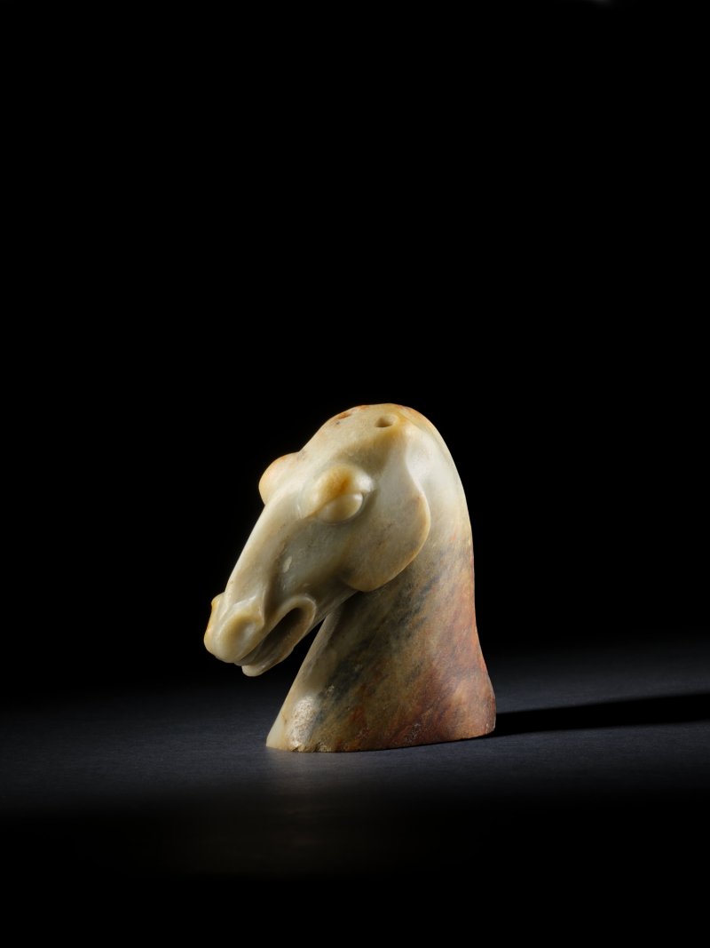 A yellowish-grey and russet jade head of a horse, Han dynasty | 漢　玉馬首 - 图1