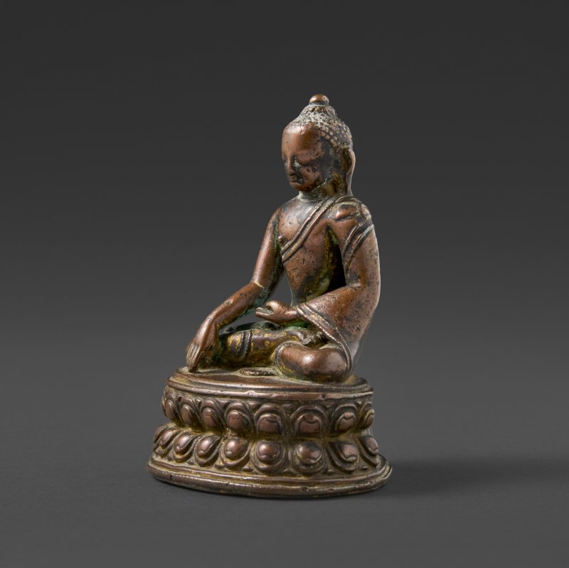 A COPPER ALLOY FIGURE OF SHAKYAMUNI BUDDHA  NEPAL, 12TH-13TH CENTURY - 图3