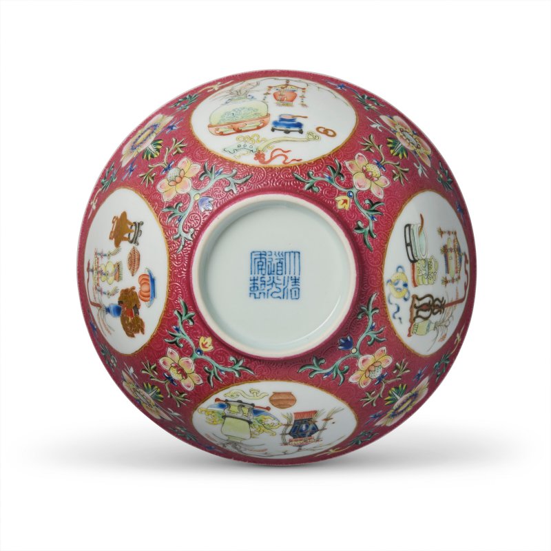 A FAMILLE ROSE SGRAFFIATO RUBY-GROUND 'MEDALLION' BOWL  CHINA, QING DYNASTY, DAOGUANG SIX-CHARACTER SEAL MARK IN UNDERGLAZE BLUE AND OF THE PERIOD (1821-1850) - 图6