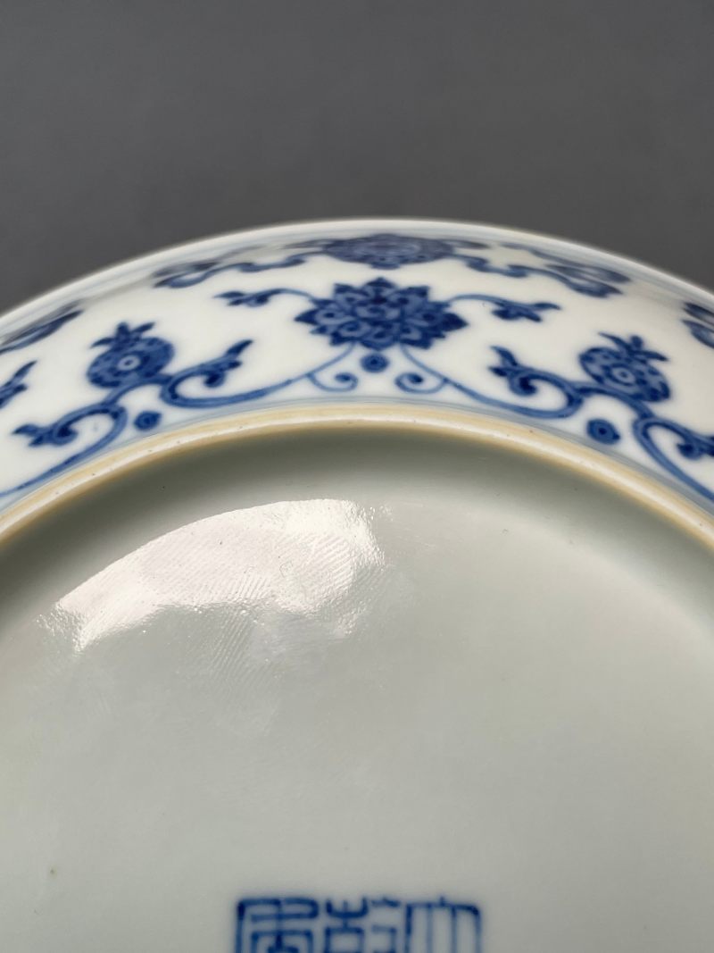 清乾隆 青花缠枝莲托八宝纹盘 - 图19