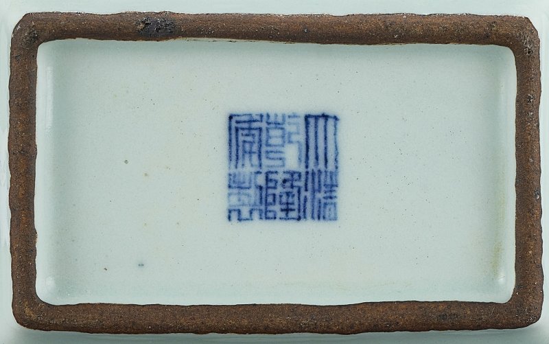清乾隆 粉青地青花釉裏紅加粉彩三多紋雙耳扁瓶 六字篆書款  QIANLONG SIX-CHARACTER SEAL MARK IN UNDERGLAZE BLUE AND OF THE PERIOD (1736-1795) - 图5