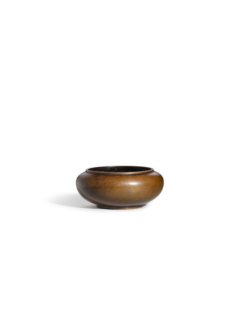 A bronze ‘alms bowl’ incense burner, Qing dynasty | 清　銅鉢式爐　《雅玩》款 - 图1