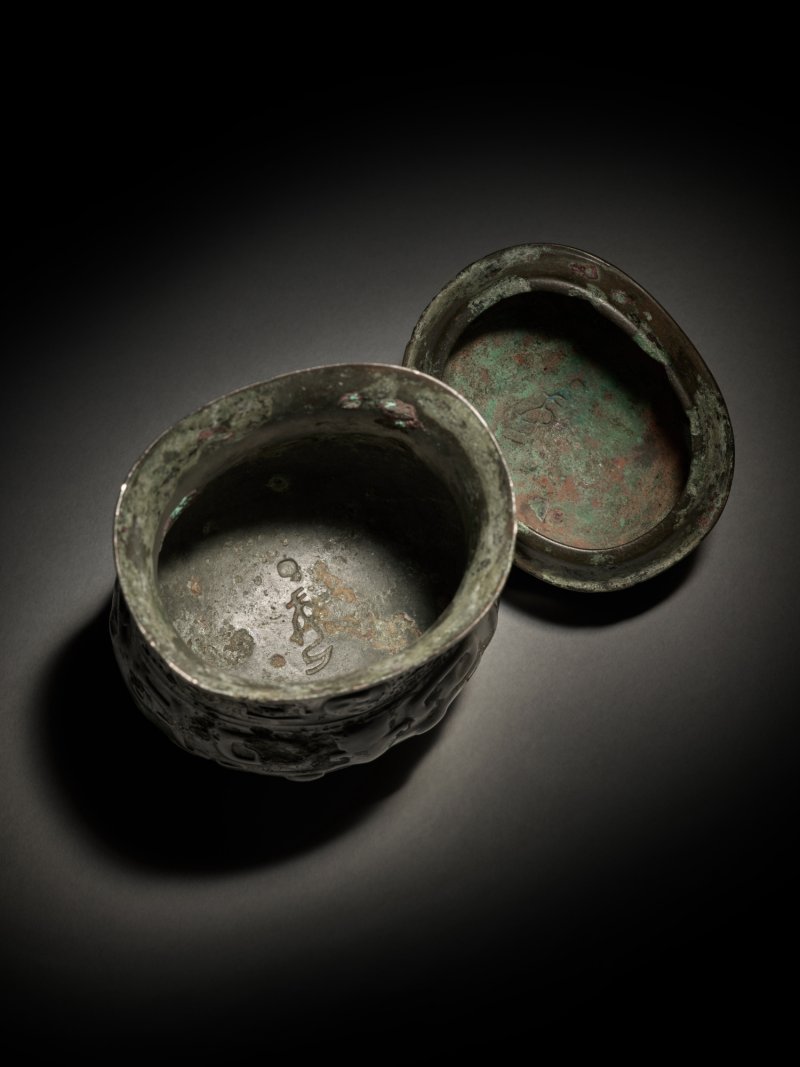 The Ding Mu Zhi, An extremely rare imperially documented archaic bronze royal ritual wine vessel and cover, Late Shang – Early Western Zhou dynasty | 商末周初 清乾隆御藏丁母觶 - 图2
