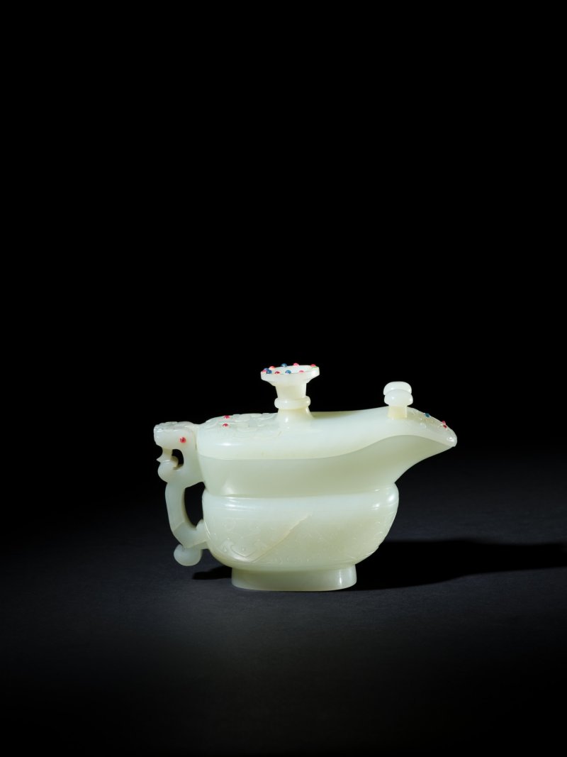 A rare imperially inscribed celadon jade archaistic vessel and cover, yi, Fanggu mark and period of Qianlong, dated to the bingshen year (1776) | 清乾隆丙申年（1776年）　御製御題詩青白玉夔匜 《大清乾隆仿古》款 - 图5