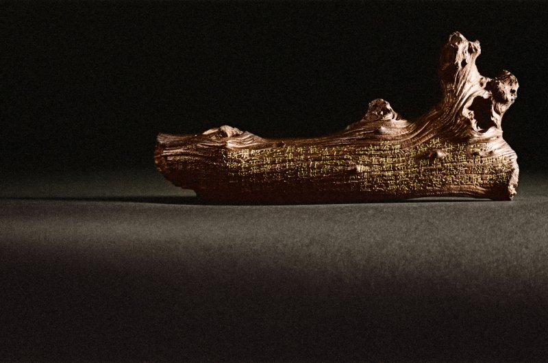 An extremely rare inscribed 'shanmu' 'dragon' raft, inscription by Du Meigen, Qing dynasty, Guangxu period | 清光緒　杉木刻詩龍槎　《梅根》款 - 图7