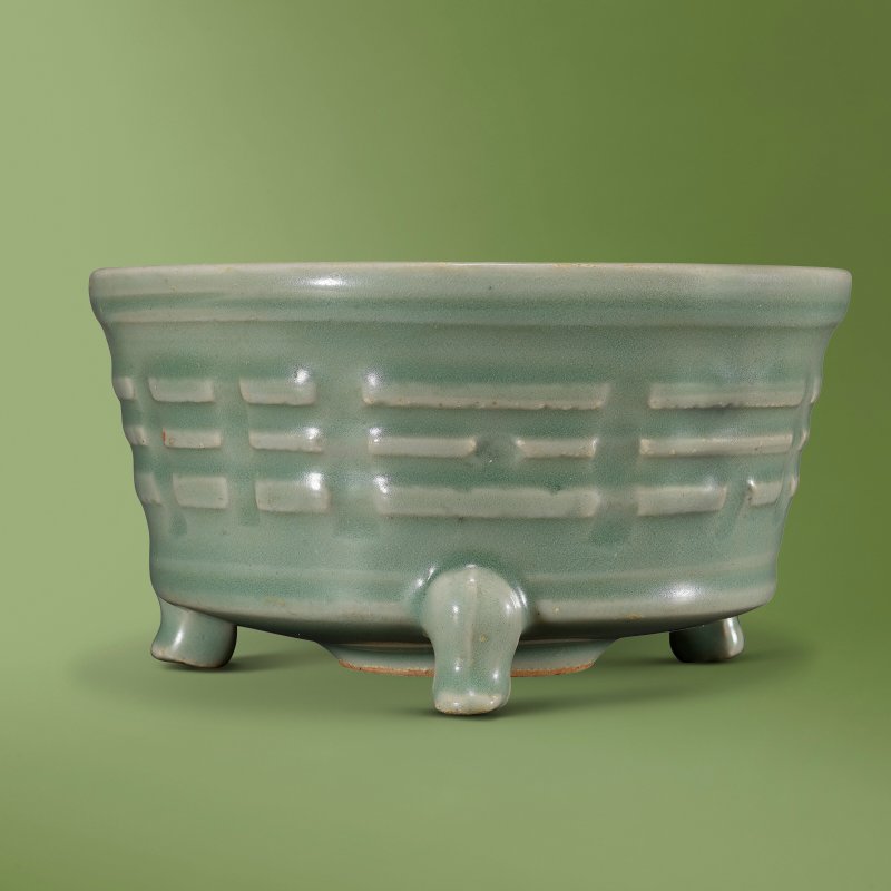A LONGQUAN CELADON 'BAGUA' TRIPOD CENSOR  CHINA, YUAN DYNASTY (1279-1368) - 图1