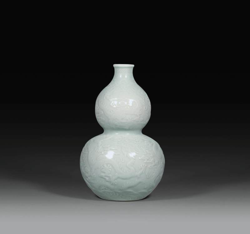 清道光 青釉暗刻龙纹大吉瓶 - 图1