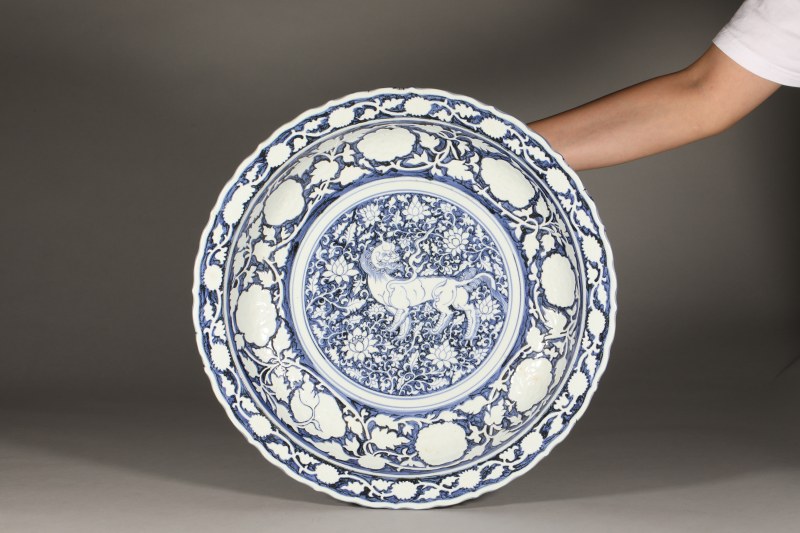 青花留白麒麟花口大盘 - 图3