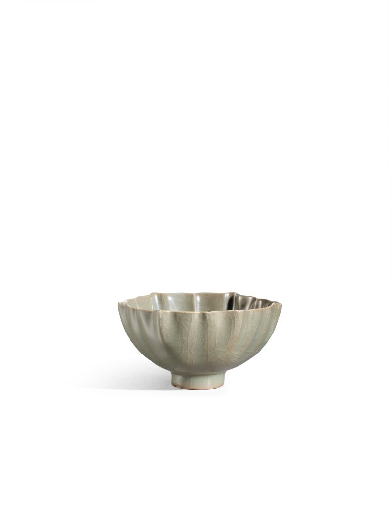 The Riesco bowl, An important and very rare small official black-bodied celadon-glazed lobed bowl, Southern Song dynasty | 南宋 黑胎青瓷花口小盌 - 图1
