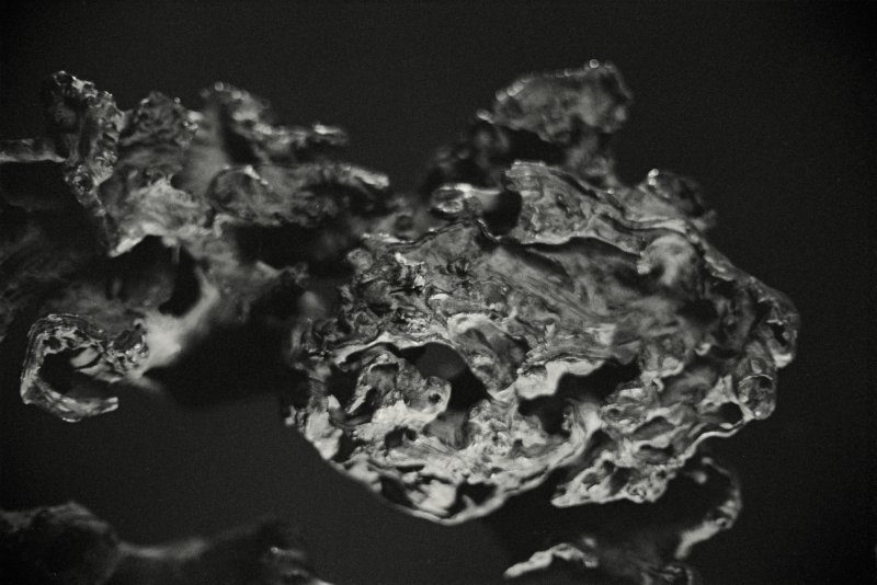 A large and rare Yingmu ‘dreamroot’ sculpture, Ming dynasty | 明　隨形大木供 - 图2
