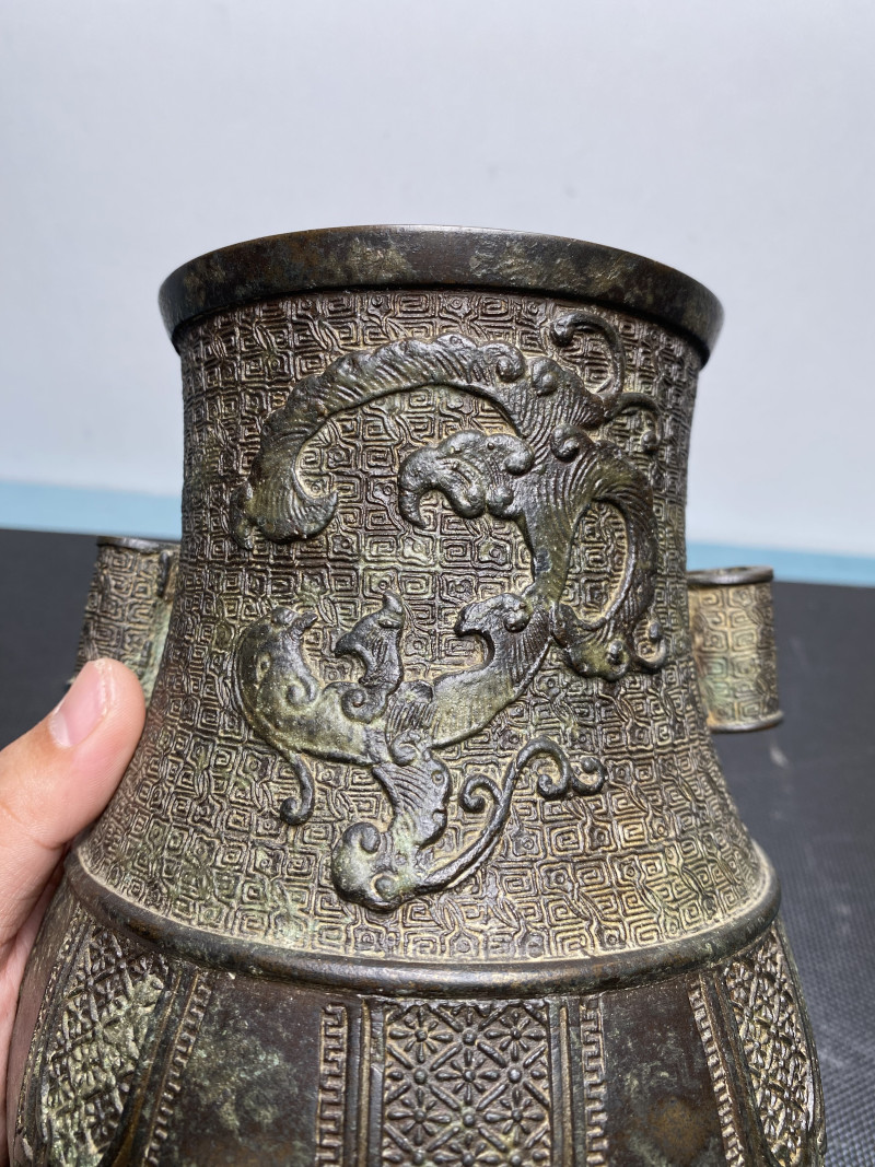 明 铜蕉叶夔龙纹贯耳尊 - 图10