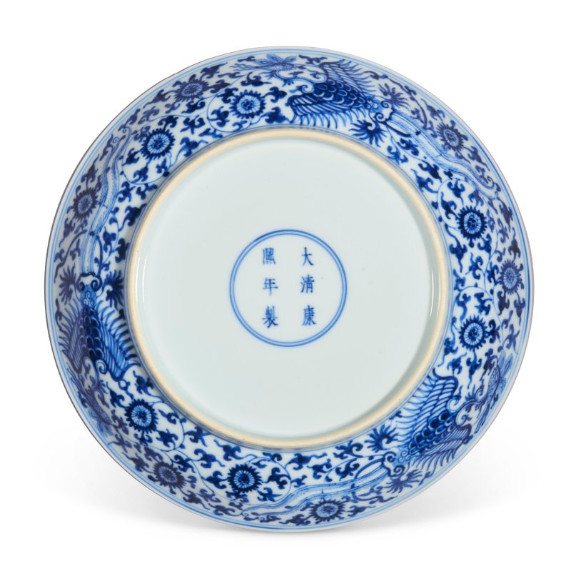A BLUE AND WHITE MING-STYLE 'PHOENIX' DISH  CHINA, QING DYNASTY, KANGXI SIX-CHARACTER MARK WITHIN A DOUBLE CIRCLE IN UNDERGLAZE BLUE AND OF THE PERIOD (1662-1722) - 图2