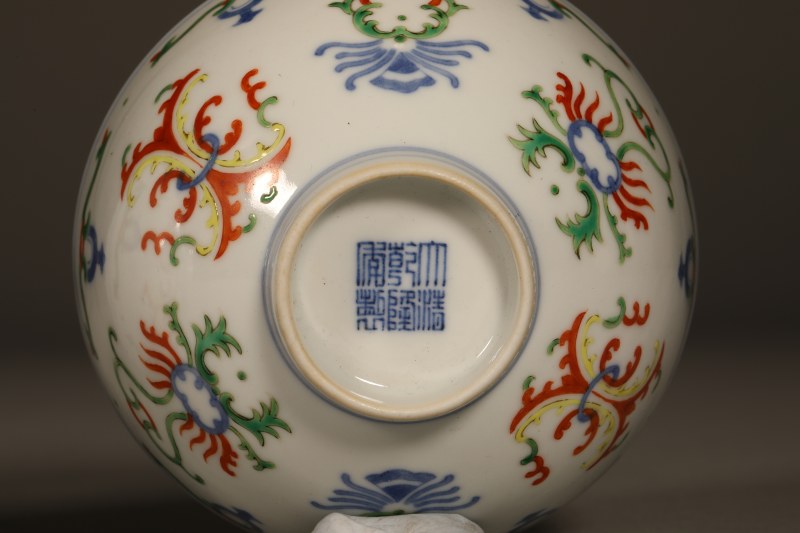 清乾隆 青花五彩折枝花忍冬纹碗 - 图3