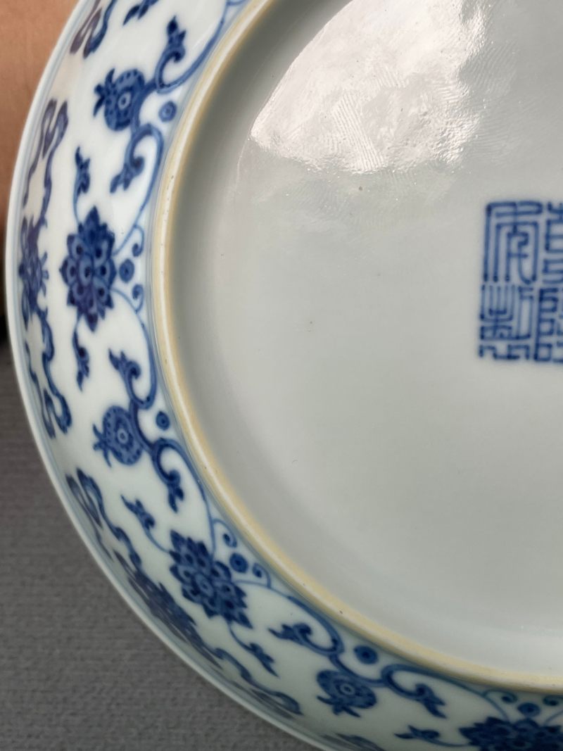 清乾隆 青花缠枝莲托八宝纹盘 - 图20