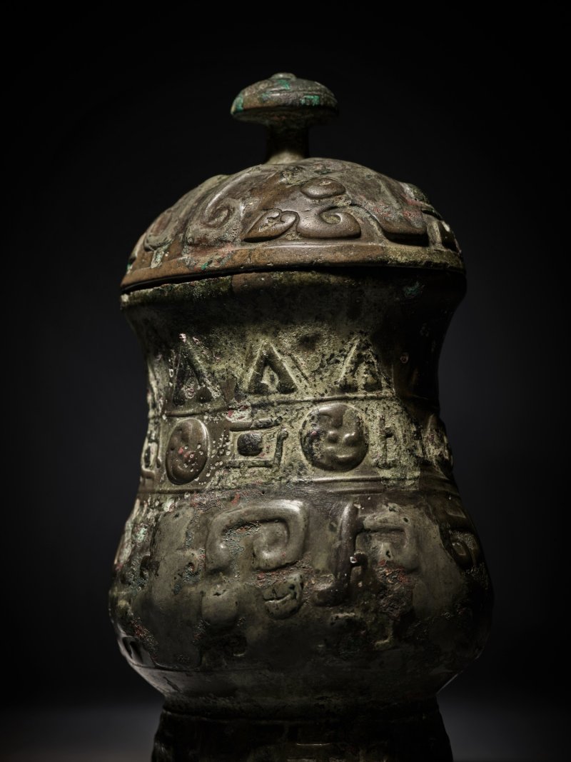The Ding Mu Zhi, An extremely rare imperially documented archaic bronze royal ritual wine vessel and cover, Late Shang – Early Western Zhou dynasty | 商末周初 清乾隆御藏丁母觶 - 图3