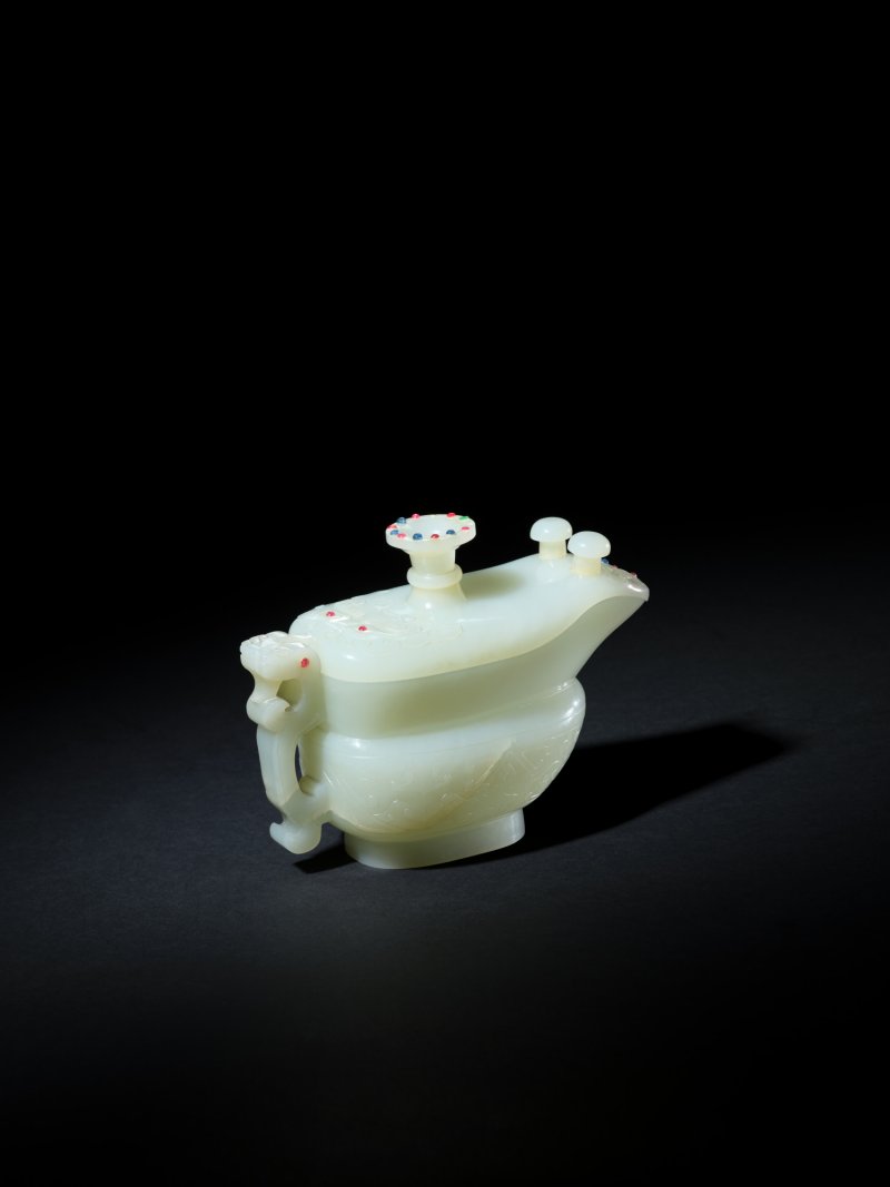 A rare imperially inscribed celadon jade archaistic vessel and cover, yi, Fanggu mark and period of Qianlong, dated to the bingshen year (1776) | 清乾隆丙申年（1776年）　御製御題詩青白玉夔匜 《大清乾隆仿古》款 - 图6