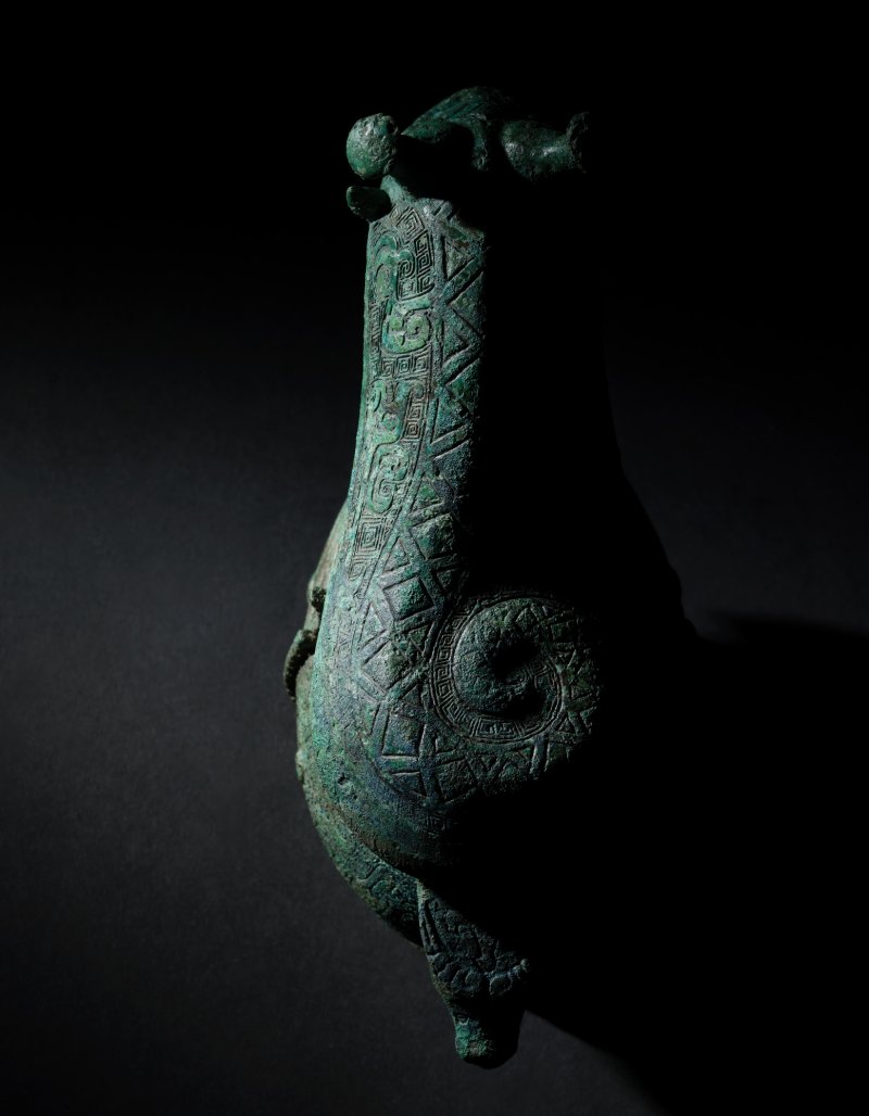 An exceptionally rare and important archaic bronze royal ritual wine vessel and cover, gong, Late Shang dynasty | 商末 青銅獸形觥 - 图10