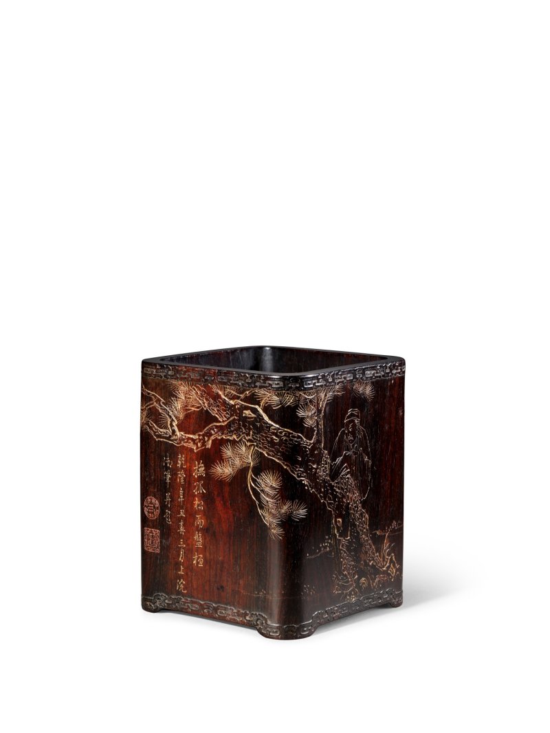 An imperial gilt-inscribed zitan ‘pine’ brushpot with an imperial portrait of the Qianlong Emperor in Han-style robes, Qing dynasty, Qianlong period, dated to the spring of the xinchou year (1781) | 清乾隆　御題紫檀填金撫松御容圖方筆筒  《乾隆辛丑春三月上浣御筆并題》款 - 图1