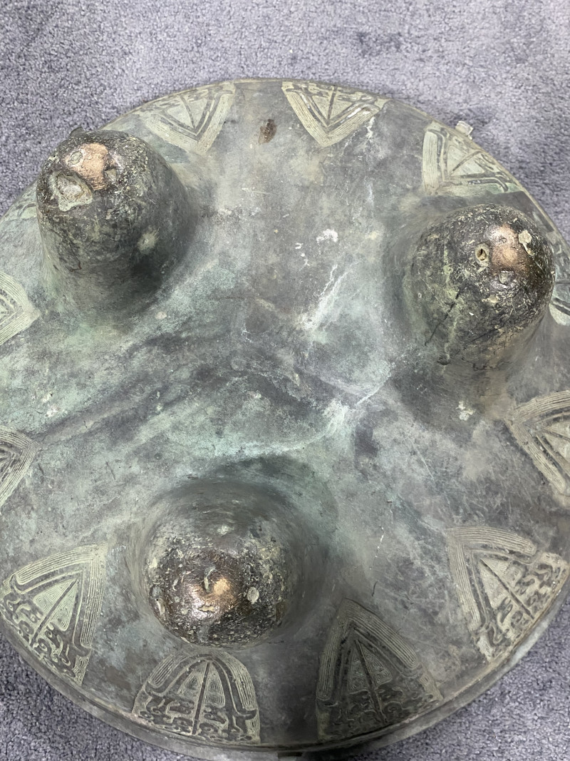 清 铜蕉叶瑞兽纹三足大炉 - 图23