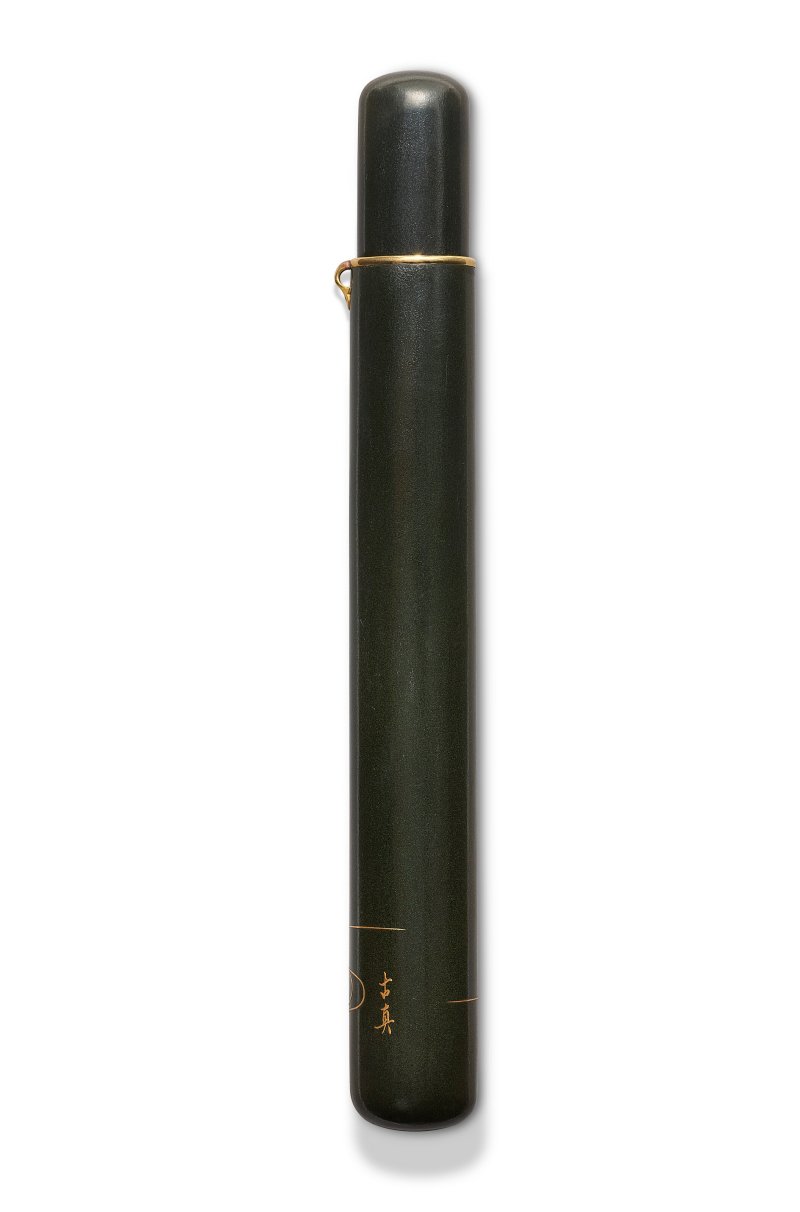 A BLACK LACQUER KISERUZUTSU (PIPE CASE)  JAPAN, MEIJI PERIOD (LATE 19TH-EARLY 20TH CENTURY), SIGNED KOSHIN (ISHIKAWA KOSHIN) - 图3