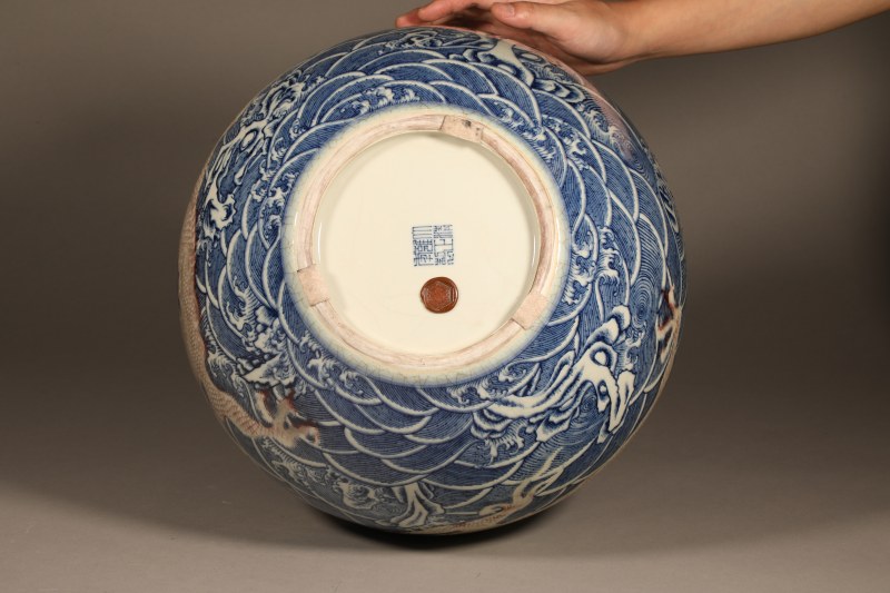 清 青花釉里红海水龙纹天球瓶 - 图4