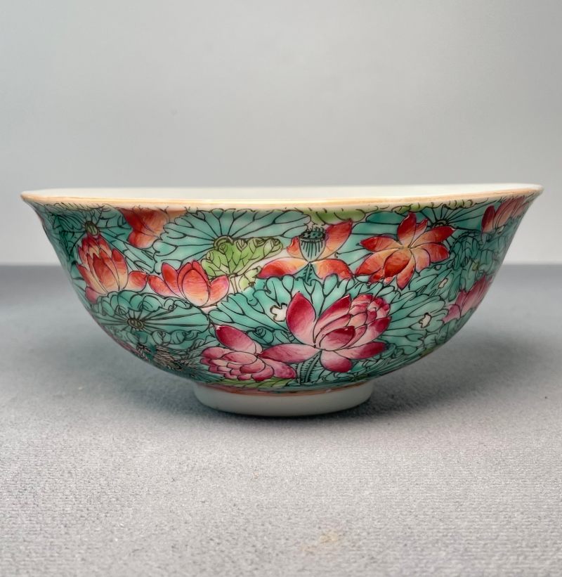 清晚期 粉彩绿地荷花纹碗 - 图2
