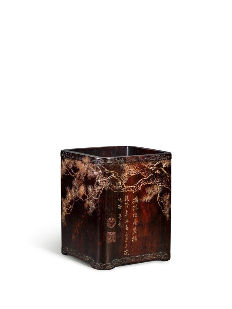 An imperial gilt-inscribed zitan ‘pine’ brushpot with an imperial portrait of the Qianlong Emperor in Han-style robes, Qing dynasty, Qianlong period, dated to the spring of the xinchou year (1781) | 清乾隆　御題紫檀填金撫松御容圖方筆筒  《乾隆辛丑春三月上浣御筆并題》款 - 图2