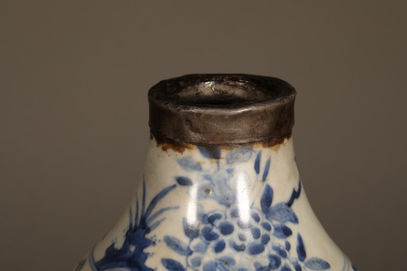 明崇祯 青花折枝花卉筒瓶 - 图3