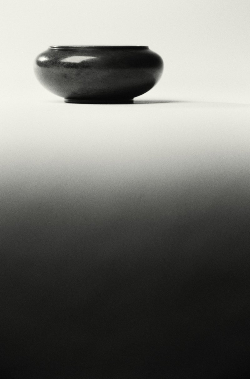 A bronze ‘alms bowl’ incense burner, Qing dynasty | 清　銅鉢式爐　《雅玩》款 - 图3