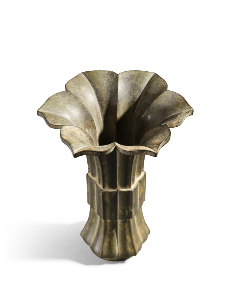 A foliate bronze ‘mallow’ gu vase, Qing dynasty, Feiyunge (‘Pavilion of Soaring Clouds’) mark | 清　銅葵口花觚　《飛雲閣》 款 - 图4