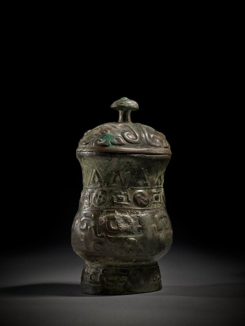The Ding Mu Zhi, An extremely rare imperially documented archaic bronze royal ritual wine vessel and cover, Late Shang – Early Western Zhou dynasty | 商末周初 清乾隆御藏丁母觶 - 图4