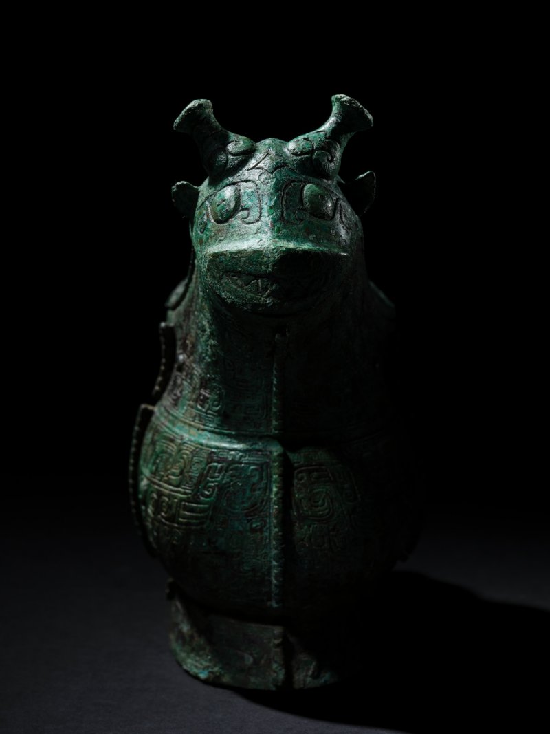 An exceptionally rare and important archaic bronze royal ritual wine vessel and cover, gong, Late Shang dynasty | 商末 青銅獸形觥 - 图11