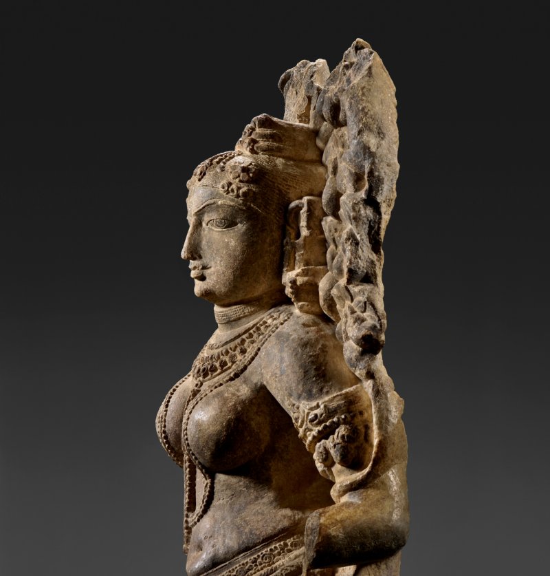 A MARBLE FIGURE OF A SURASUNDARI (CELESTIAL BEAUTY)  WESTERN INDIA, CIRCA 11TH CENTURY - 图5