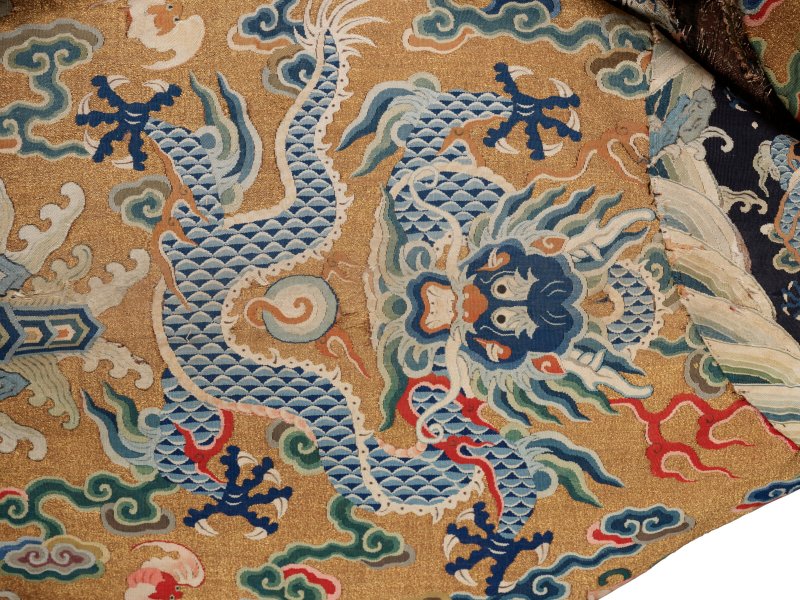 清乾隆/嘉慶 緙金地藍龍紋龍袍  QIANLONG-JIAQING PERIOD (1736-1820) - 图13