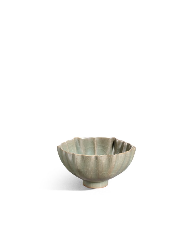 The Riesco bowl, An important and very rare small official black-bodied celadon-glazed lobed bowl, Southern Song dynasty | 南宋 黑胎青瓷花口小盌 - 图3