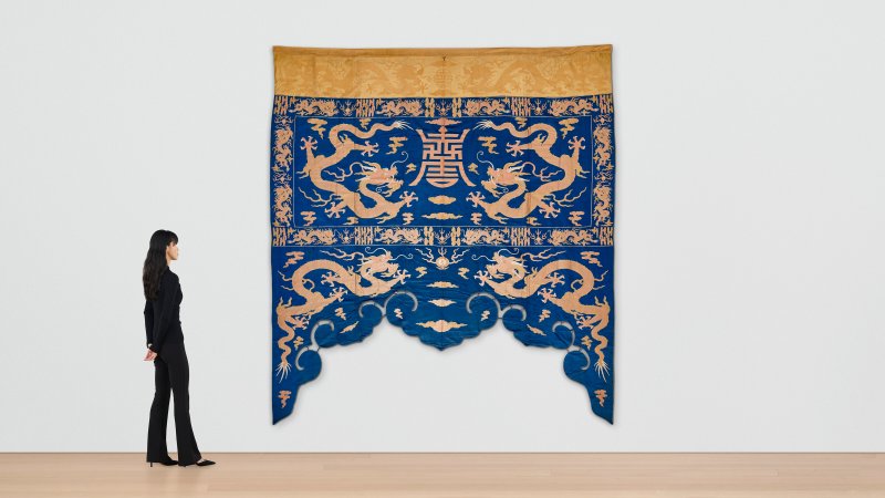 A MASSIVE WOVEN BLUE AND YELLOW SILK 'DRAGON' HANGING  CHINA, QING DYNASTY, 19TH CENTURY - 图5