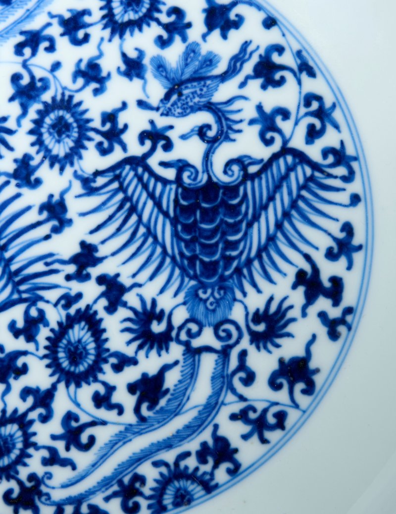 A BLUE AND WHITE MING-STYLE 'PHOENIX' DISH  CHINA, QING DYNASTY, KANGXI SIX-CHARACTER MARK WITHIN A DOUBLE CIRCLE IN UNDERGLAZE BLUE AND OF THE PERIOD (1662-1722) - 图3