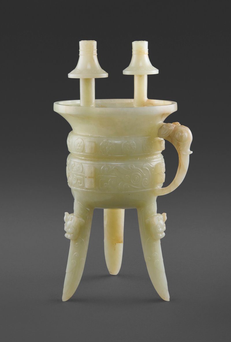 AN ARCHAISTIC PALE CELADON JADE TRIPOD VESSEL, JIA  CHINA, QING DYNASTY, 18TH-19TH CENTURY - 图5