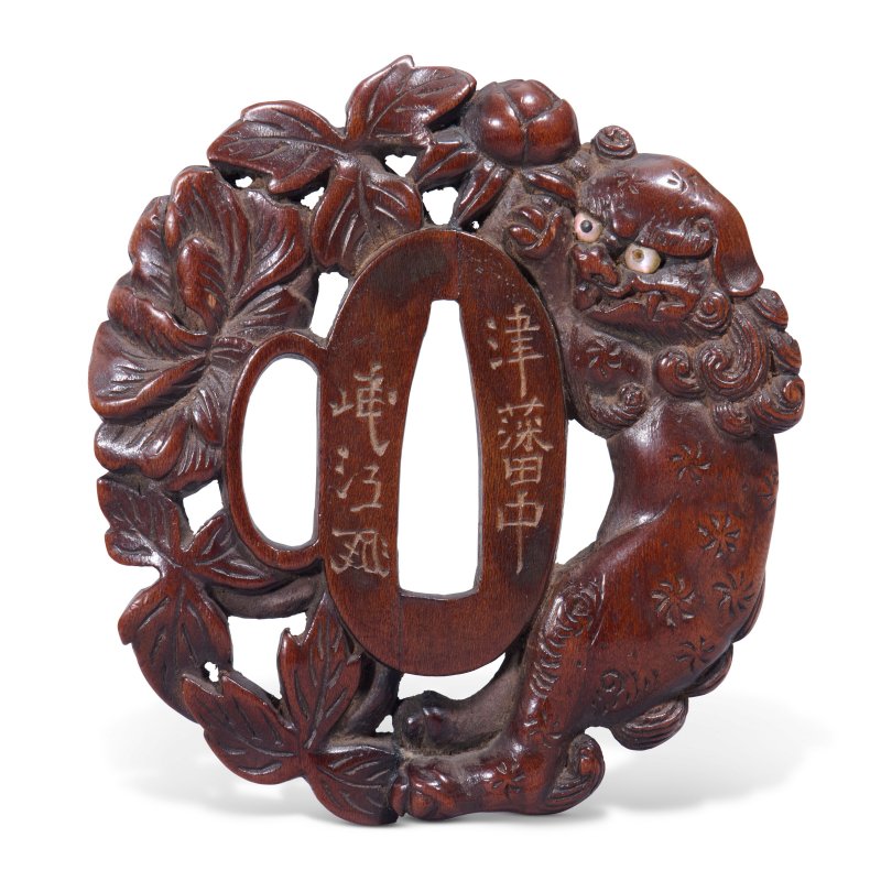 A LACQUERED-WOOD TSUBA (HAND GUARD FOR A DAGGER)  JAPAN, EDO PERIOD (LATE 18TH-EARLY 19TH CENTURY), SIGNED TSUHAN TANAKA MINKO WITH CURSIVE MONOGRAM (KAO) (TANAKA MINKO; 1735-1816) - 图2